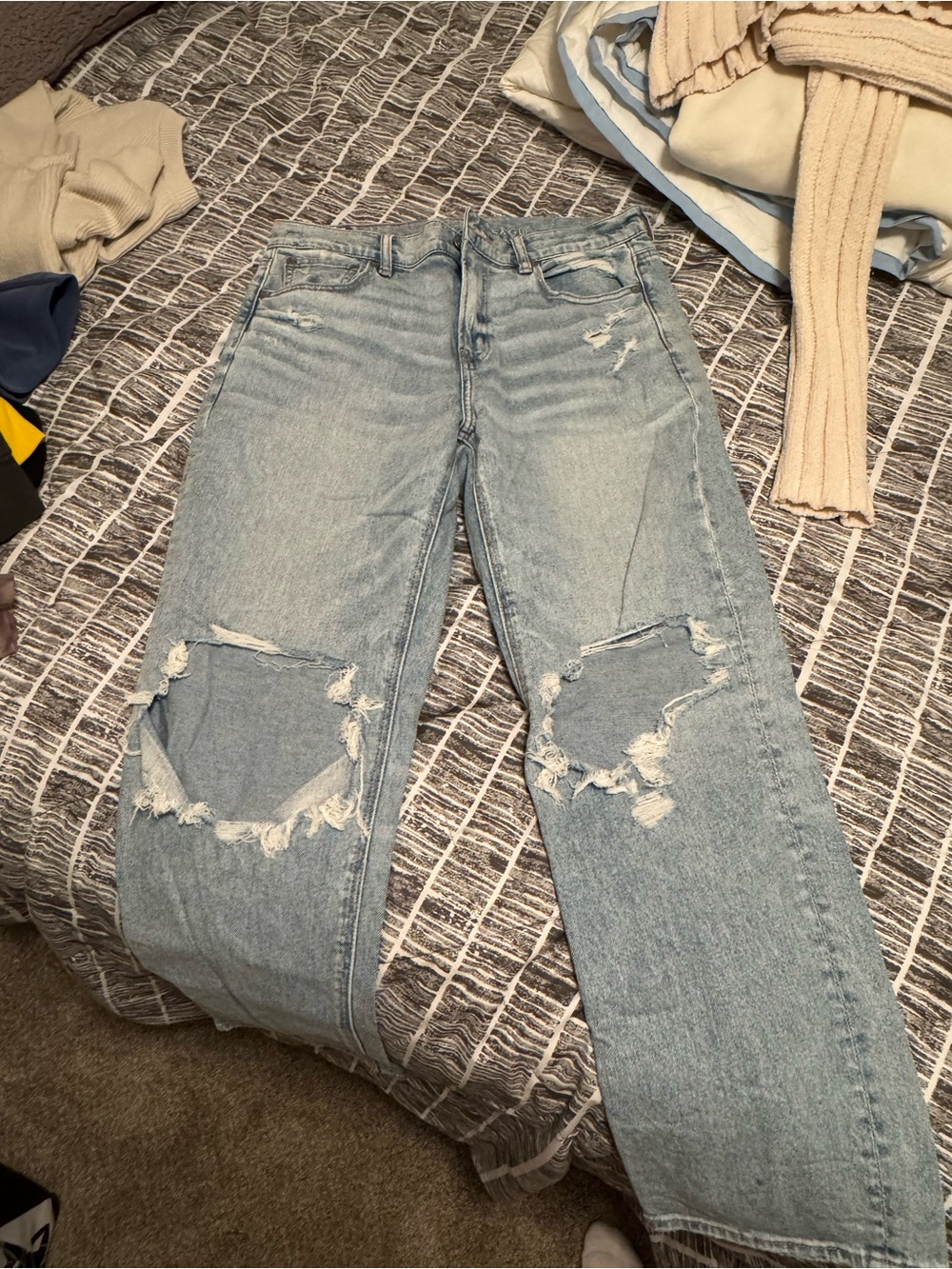 American Eagle light washed jeans